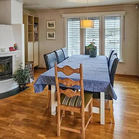 4 Bedroom Awesome In Σαντεφιόρδ