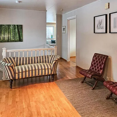 4 Bedroom Awesome In * 桑讷菲尤尔