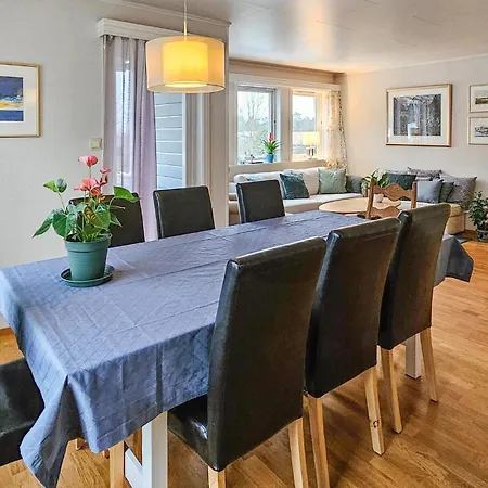 בית נופש 4 Bedroom Awesome In