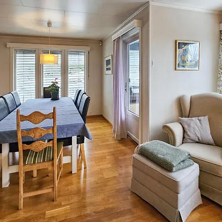 בית נופש 4 Bedroom Awesome In *
