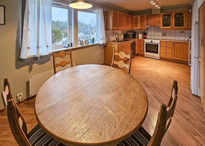 Σπίτι διακοπών 4 Bedroom Awesome In *